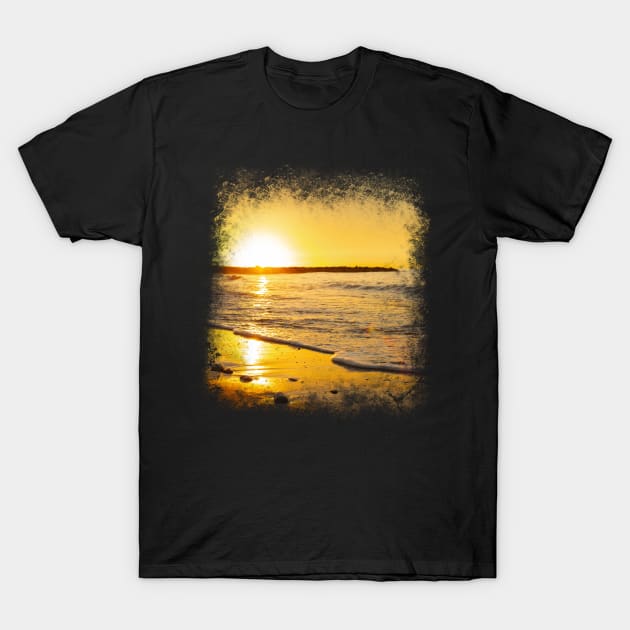 Amanecer en la playa T-Shirt by magenta-dream